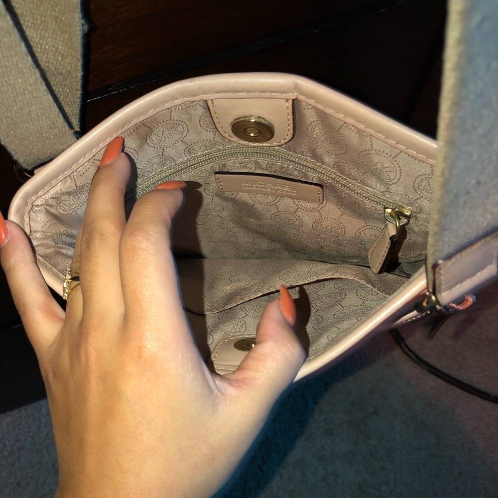 Mk CrossBody - Picture 3 of 4
